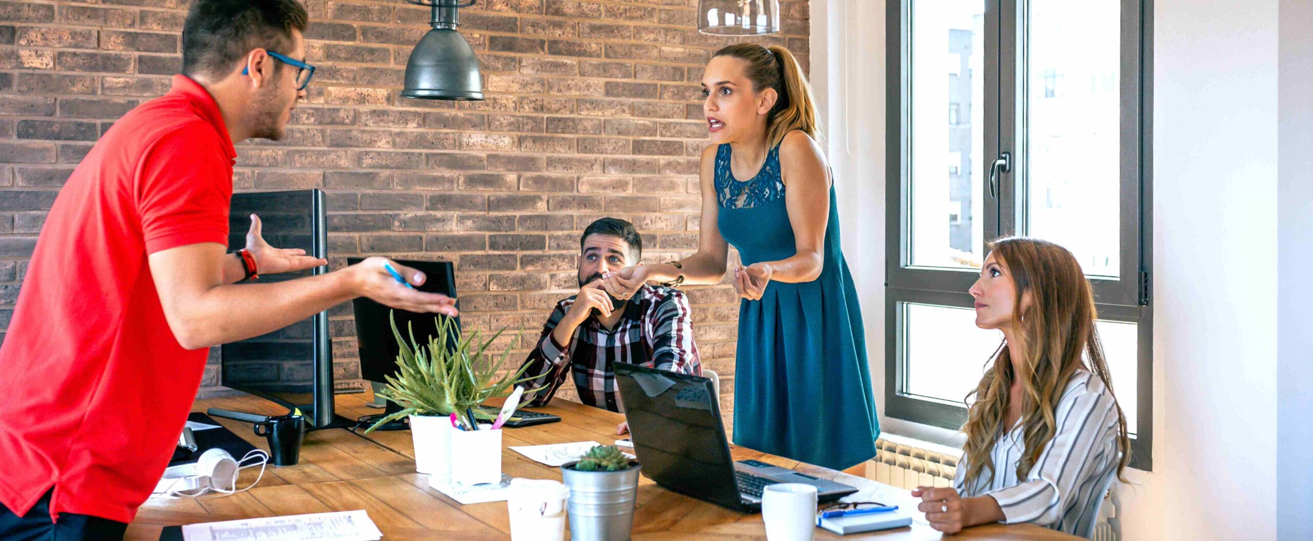 Team Konflikte Team im Büro hat einen Konflikt und sind im Austausch
